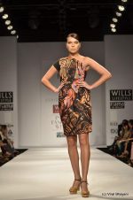 Model walk the ramp for Ashish Soni Show at Wills Lifestyle India Fashion Week 2012 day 4 on 9th Oct 2012 (127).JPG
